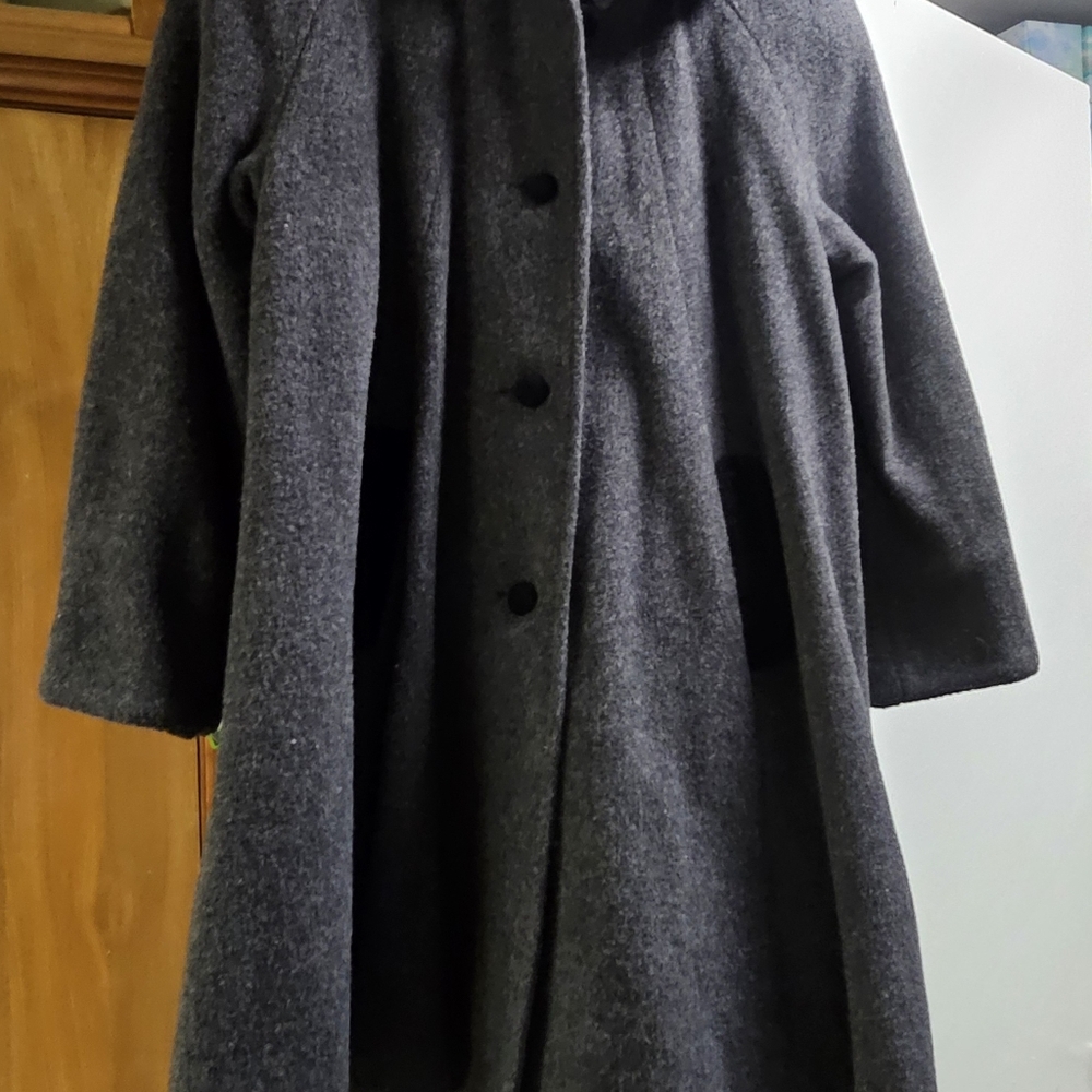 Vintage Young Gallery girls dress coat size 7. Graywith black. Lined.